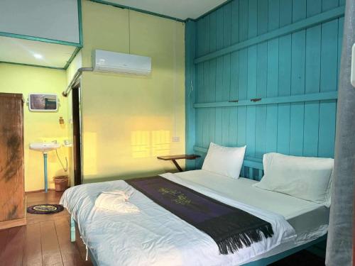 Postel nebo postele na pokoji v ubytování Sompong sunset view guest house