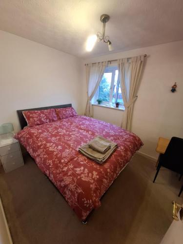 浦耳Cozy house的带红色床和窗户的卧室