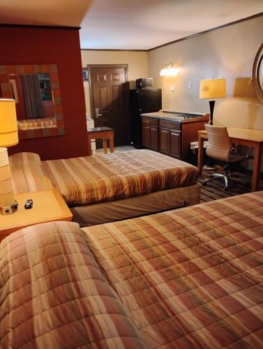 En eller flere senge i et værelse på Gated - 2 Double Bed Studio with Full Kitchen 114