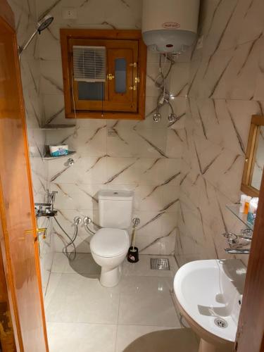 Ένα μπάνιο στο Luxe Nest 301 شقة فاخرة أنيقة حديثة وسط الأقصر