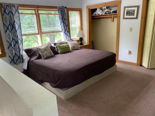 Postel nebo postele na pokoji v ubytování Rustic Cabin in between MountSnow & Stratton