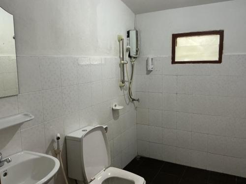 un bagno con un water e un lavandino di Pruksa Resort Prachin Buri a Prachin Buri