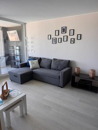 a living room with a couch and a table at Reñaca, Vista Increíble! in Viña del Mar