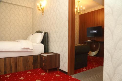 Ένα ή περισσότερα κρεβάτια σε δωμάτιο στο Roy hotel