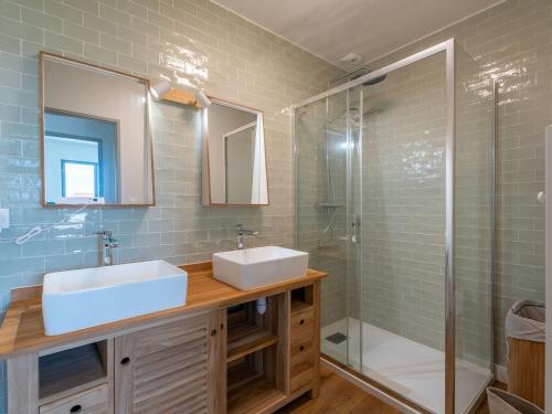 Et badeværelse på Maison neuve proche océan, terrasse, parking, 8 pers - FR-1-319-585