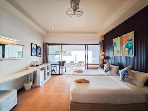 Una cama o camas en una habitación de Koh Hai Fantasy Resort & Spa