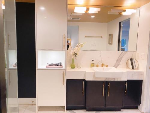 Ένα μπάνιο στο Cora Rivergarden Retreat