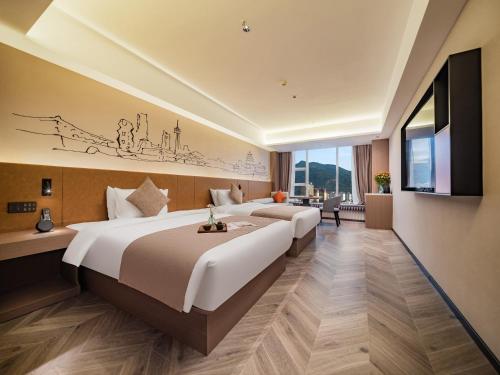 Yuechang'an Shanyin Hotel Lintong, Xi'an - 悦长安国际假日酒店 في شيان: غرفة فندقية بسريرين وتلفزيون