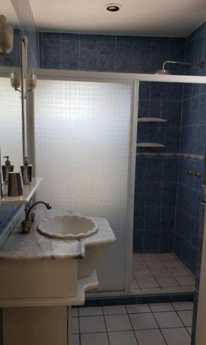 a bathroom with a sink and a shower at Casa Griega Morelos in Xochitepec