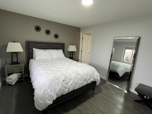 En eller flere senge i et værelse på 20 KLM from SilverStar with private Hot Tub