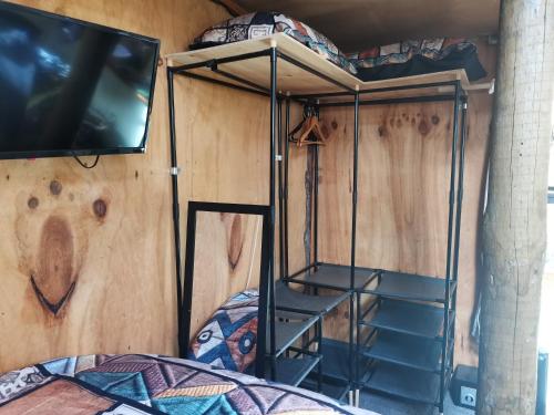 Letto o letti a castello in una camera di The Abel Tasman Treehouse