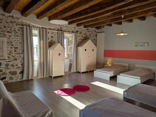 Ένα ή περισσότερα κρεβάτια σε δωμάτιο στο Gîte spacieux avec piscine privée et jardin, idéal pour familles avec animaux - FR-1-653-67