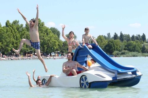 Eine Gruppe von Leuten springt von einer Wasserrutsche. in der Unterkunft Holiday Homes in Balatonakali 37748 in Balatonakali