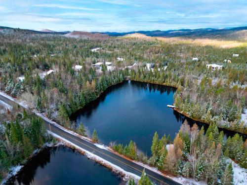 uma vista aérea de um lago próximo a uma estrada em Luxurious & Tranquil Nature Getaway with SPA & Scenic Views em Sainte-Lucie-de-Doncaster