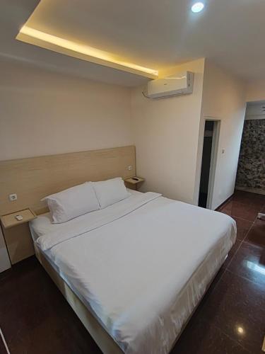 努沙杜瓦Casa Siligita Nusa Dua的小房间一张大白色的床