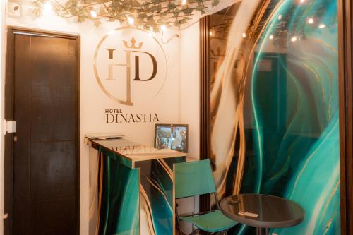 a dressing room with a table and a green chair at hotel Dinastia in Tunja