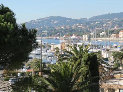 Appartement rénové 3 pièces avec terrasse, climatisation, wifi et garage à Sainte-Maxime