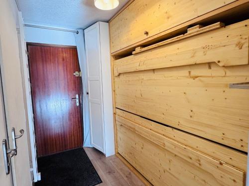 莱德萨阿尔卑斯Les Deux Alpes - Studio pour 4 personnes - FR-1-546-61的一间设有木墙和门的房间
