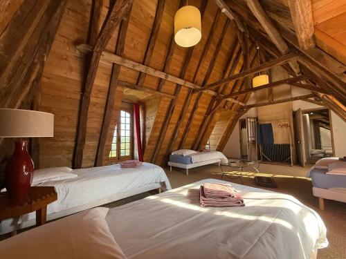 Voodi või voodid majutusasutuse Demeure élégante XVIIIᵉ siècle au sommet du village médiéval - FR-1-839-12 toas