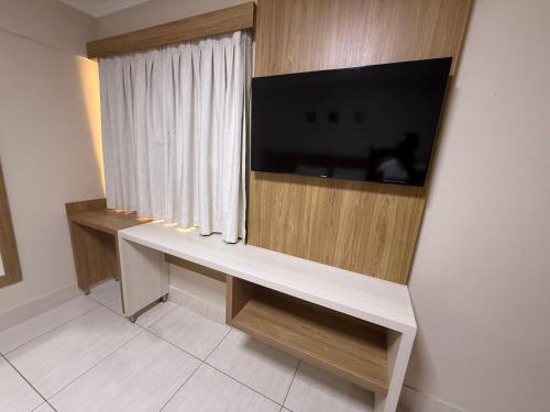 Una televisión o centro de entretenimiento en Piazza diRoma com acesso ao Acqua Park e Splash