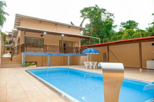 una piscina frente a una casa en Ev Home, en Cruzeiro do Sul