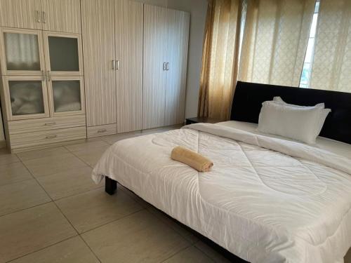 Postel nebo postele na pokoji v ubytování Nkrabea Royal Apartment