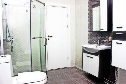 Koupelna v ubytování Nkrabea Royal Apartment