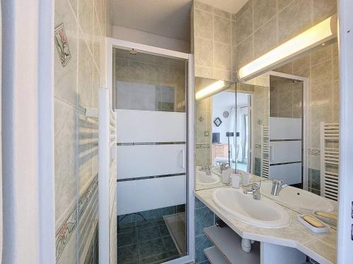 布科·莱斯白老城Appartement T2 à Vieux-Boucau avec piscine et parking - FR-1-857-30的配有两个水槽和一面大镜子的浴室