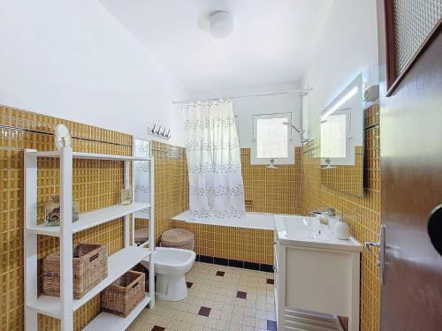 莫列马阿Villa pour 6 pers à Moliets avec animaux admis - FR-1-857-28的带马桶和水槽的浴室