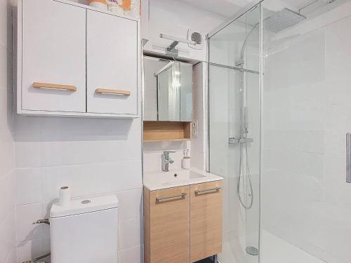 布科·莱斯白老城T3 duplex avec terrasse dans Résidence à Vieux-Boucau, piscine saisonnière - FR-1-857-37的浴室里有马桶、洗手池和淋浴。