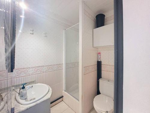 T2 Soustons Plage 4 pers avec Loggia - FR-1-857-38 في فيو بوكو لي بان: حمام صغير مع مرحاض ومغسلة