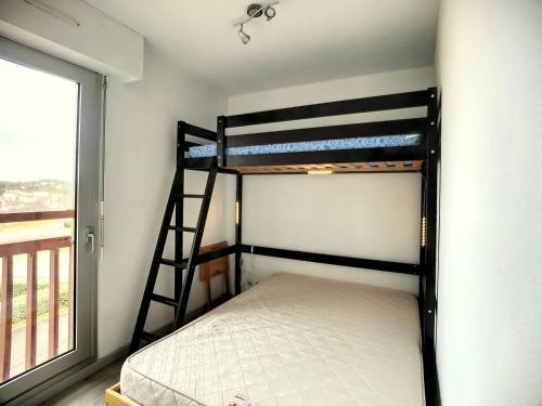 布科·莱斯白老城Vieux Boucau : Appartement T2 4 pers avec parking - FR-1-857-33的有两张双层床和一扇窗户的房间
