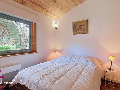 Giường trong phòng chung tại Villa à Messanges – 2 chambres – Cadre forestier - FR-1-857-44