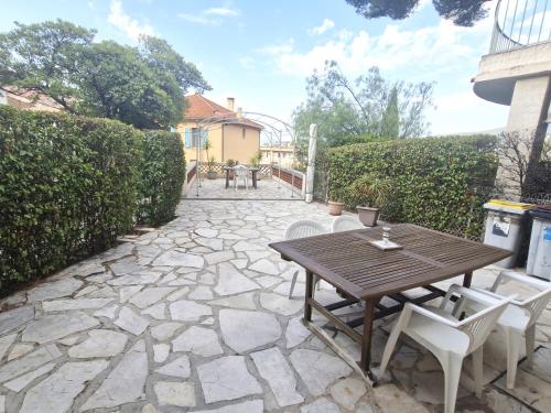 Appartement 2 pièces climatisé avec terrasse et parking, proche centre Sainte-Maxime
