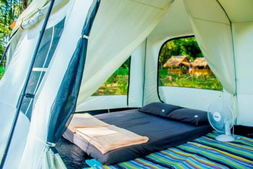 Postel nebo postele na pokoji v ubytování บ้านบุญบีช แคมป์ปิ้ง