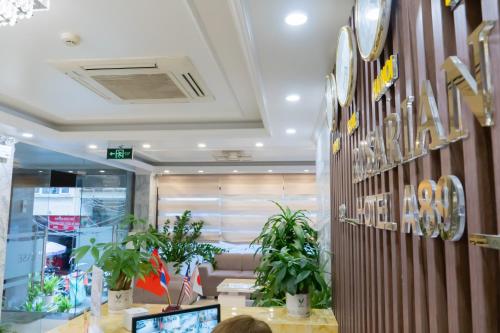 河内A89 Premier Sky Residence Stadium View的坐在商店柜台的女人