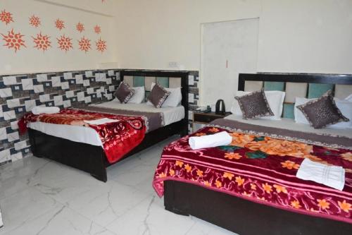 Postel nebo postele na pokoji v ubytování The Ayodhya Ji Palace