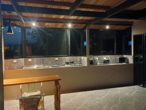 Tamara Monteverde View and Forest Chalet في مونتيفيردي كوستاريكا: حمام مغسلتين ونوافذ