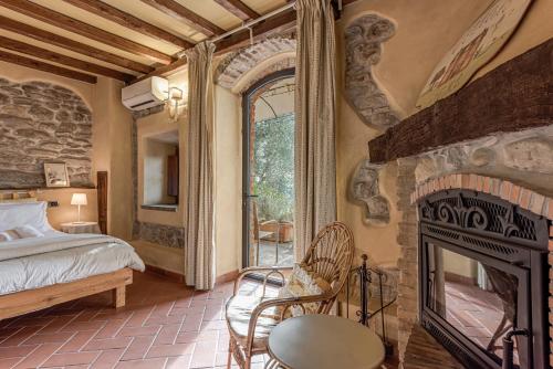 a bedroom with a king bed and a fireplace at Agriturismo Podere Campiglia in Pian di Scò