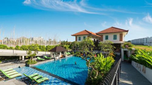 La alberca dentro o cerca de SOLTERRA SEMINYAK Boutique Hotel & Spa Powered by Archipelago