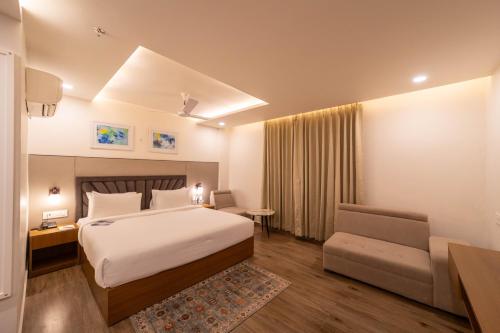 Un dormitorio con una cama, un escritorio y una silla. en EcoXpress Satva Varanasi - 5 km from Kashi Vishwanath Temple, Varanasi, en Varanasi