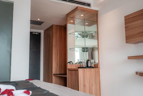 Η κουζίνα ή μικρή κουζίνα στο The Capital Hotel and Resort Seminyak