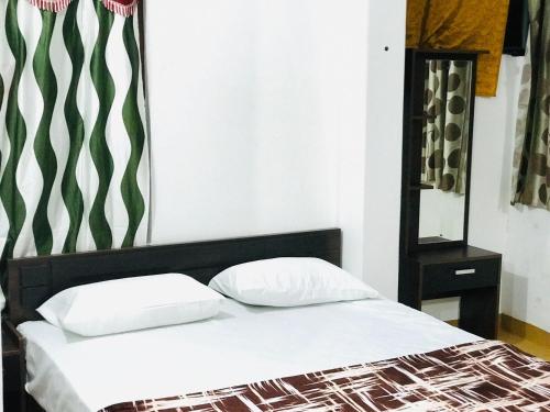 Un pat sau paturi într-o cameră la Wayanad homestay