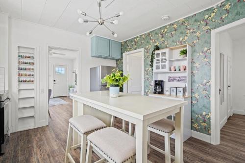 Kuchyň nebo kuchyňský kout v ubytování Blue Raptor Family-Friendly 3BR Private Yard