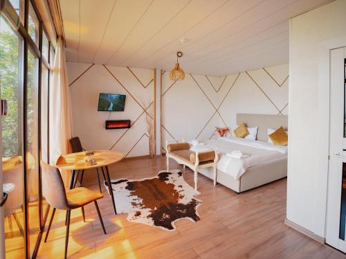 Giường trong phòng chung tại Pik Talgar Eco Village