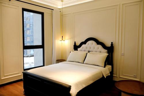 sypialnia z dużym łóżkiem i oknem w obiekcie Paxtonz Empire City Damansara Near One Utama w Kuala Lumpur