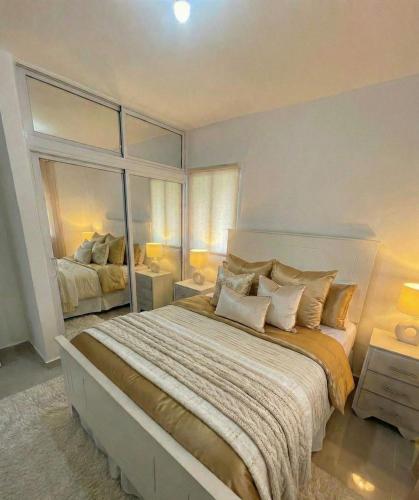 Ένα ή περισσότερα κρεβάτια σε δωμάτιο στο Stylish Luxe Apartment 10 mn to the Int Airport