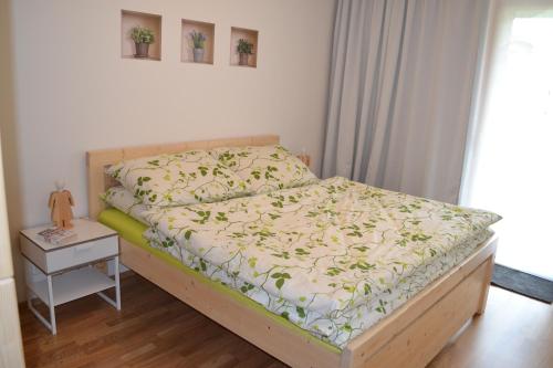 una camera con letto e tavolo con comodino di Apartmán Medvědín 109 a Špindlerův Mlýn
