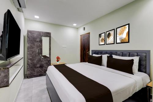 Μια τηλεόραση ή/και κέντρο ψυχαγωγίας στο Hotel O Krishna Riverview Vijayawada Formerly Sikara