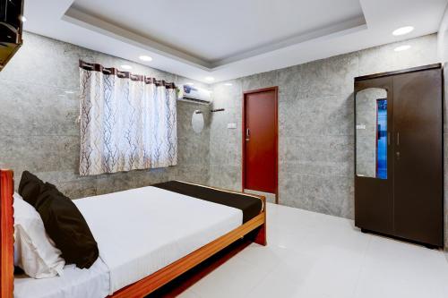 Postel nebo postele na pokoji v ubytování Collection O Karumariamman Temple Thiruverkadu Formerly Sridevi Residency